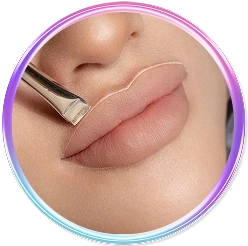 Định hình dáng môi trước khi phun môi collagen