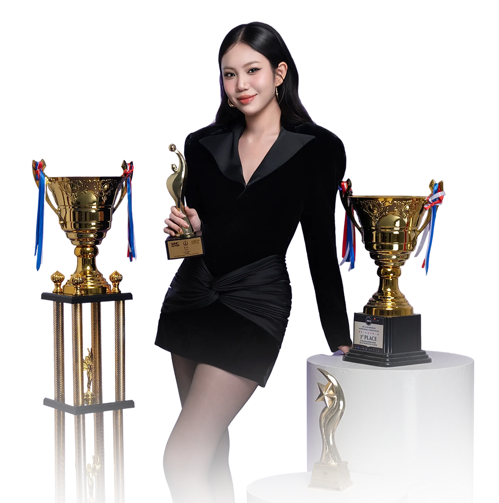 Master Nguyễn Huỳnh Trúc Nhi cùng các cúp vô địch phun xăm quốc tế