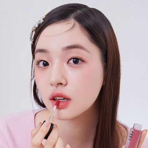 Khách hàng tốn nhiều thời gian trang điểm kẻ mày, tô môi, kẻ mí mỗi ngày