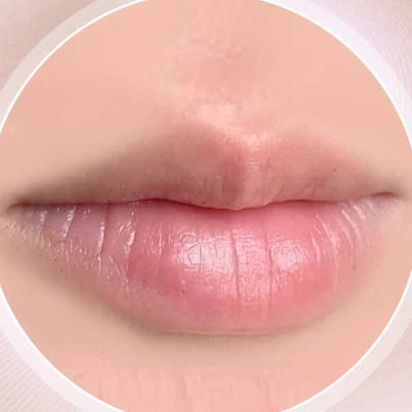 Đôi môi nhợt nhạt, thiếu sức sống khi không tô son