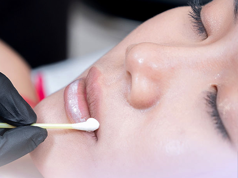 Tẩy trang, vệ sinh và sát khuẩn vùng mày môi mí trước khi phun xăm