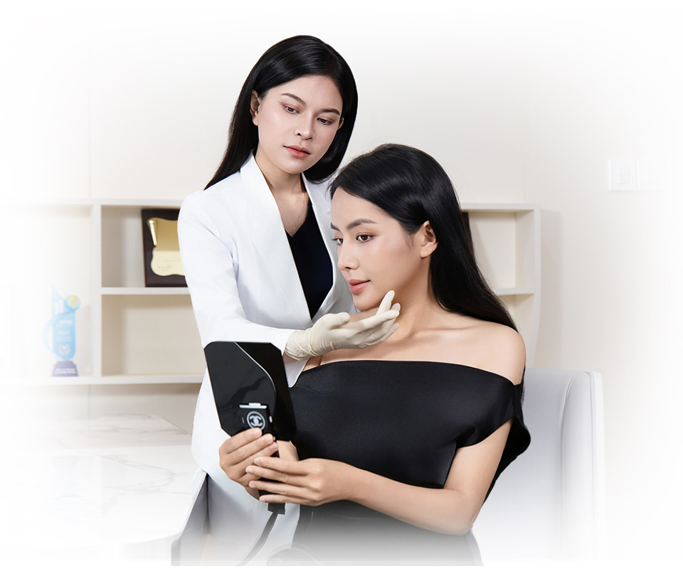 Đường kẻ mí sắc nét, ôm sát chân mi sau khi phun mí tại Linh Anh